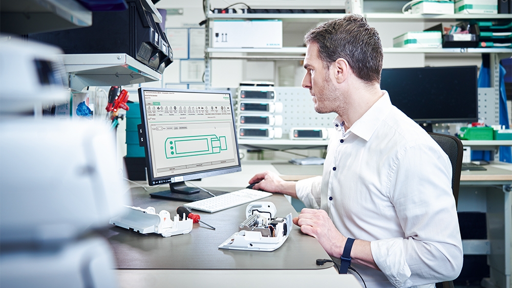 A equipe de manutenção da B. Braun utiliza diagnósticos baseados em computador para avaliar o desempenho dos dispositivos médicos e identificar possíveis problemas. 
