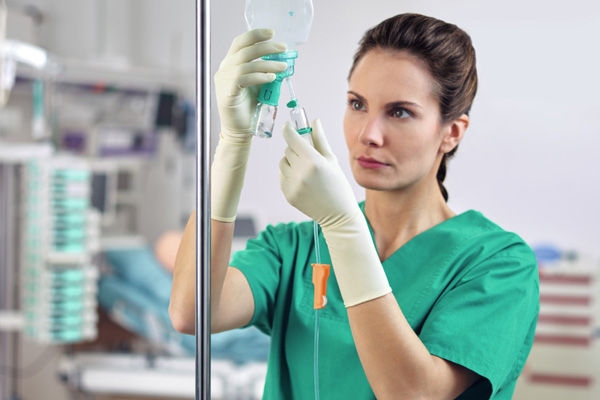 enfermeira verifica o intrafix safeset flush