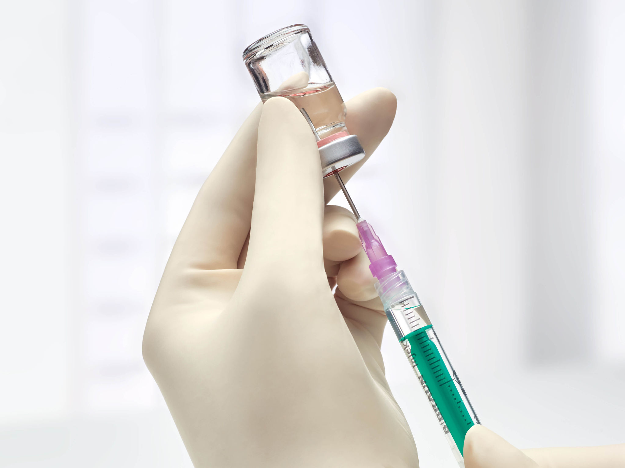 Uma seringa é preparada com um medicamento