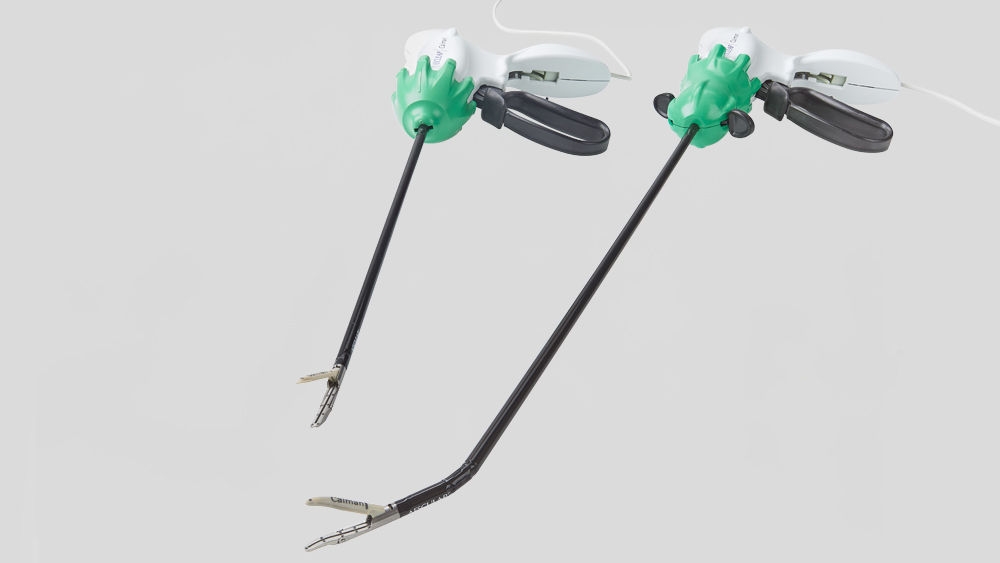 Duas versões do instrumento cirúrgico bipolar avançado AESCULAP Caiman® em posição de trabalho com pontas voltadas para baixo.