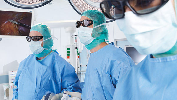 Cirurgiões na sala de cirurgia com o sistema de câmera 3D EinsteinVision®