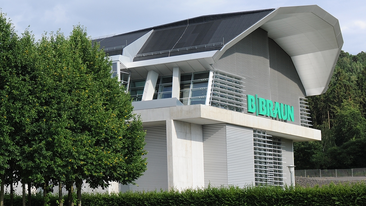 O edifício do centro de visitantes da B. Braun com um grande logotipo da B. Braun irradia uma sensação de hospitalidade e abertura para todos que se aproximam. 