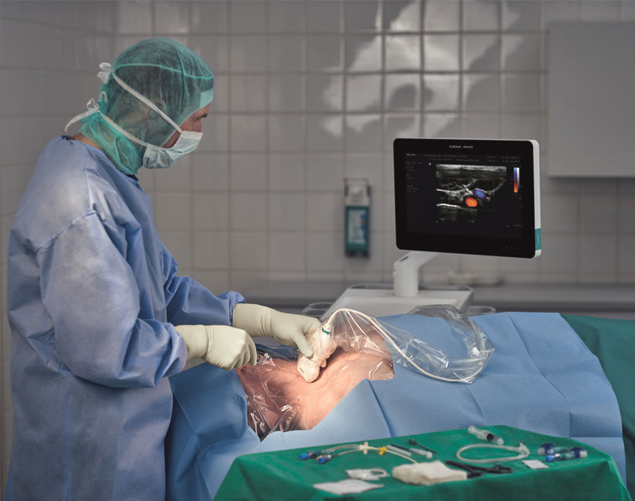 Colocação de cânula intravenosa com ultrassom realizada por médico em paciente deitado 