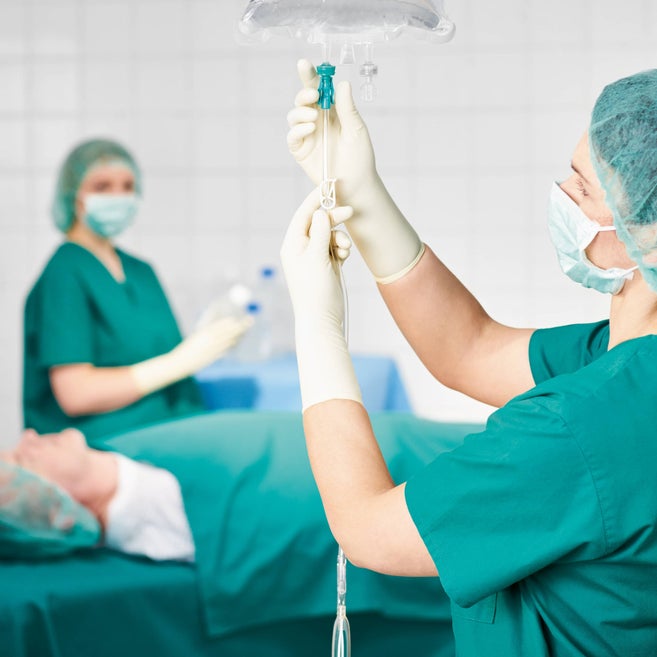 Enfermeira administrando medicação perioperatória