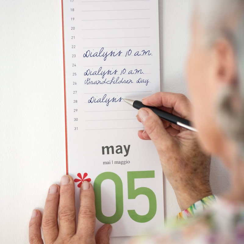 idosa faz anotações em sua agenda