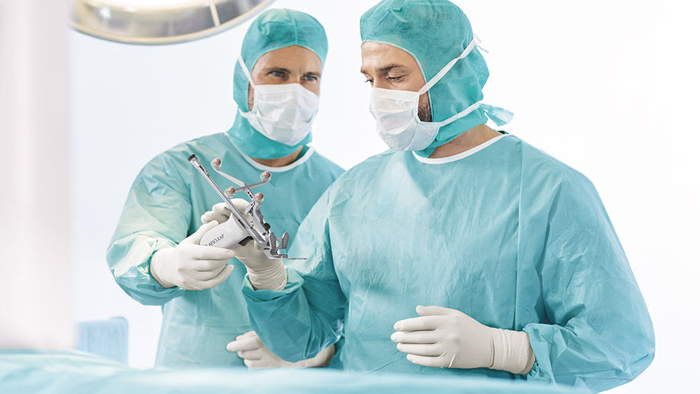 Dois cirurgiões com o OrthoPilot® Elite Multitool