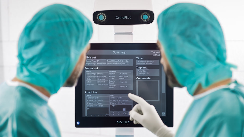 Cirurgiões trabalham com o sistema de navegação OrthoPilot® Elite