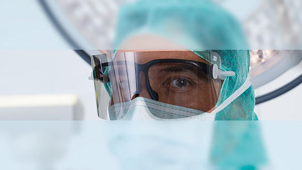Cirurgião na sala de cirurgia usa óculos 3D com função antiembaçante