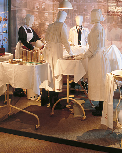 Cena de sala de cirurgia do século XIX exibida no museu de cirurgia asclepius