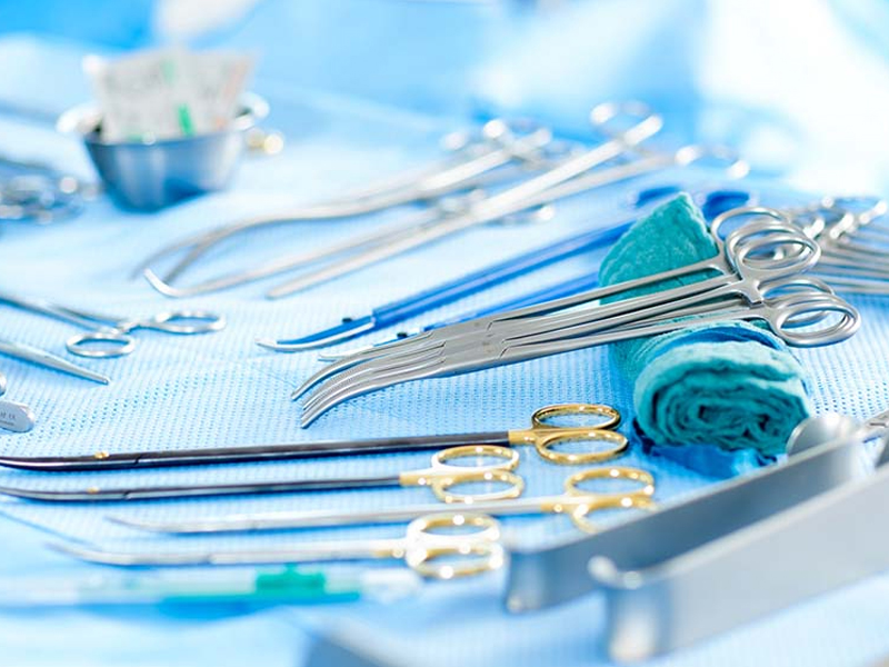 Instrumentos cirúrgicos dispostos sobre uma mesa, prontos para uso