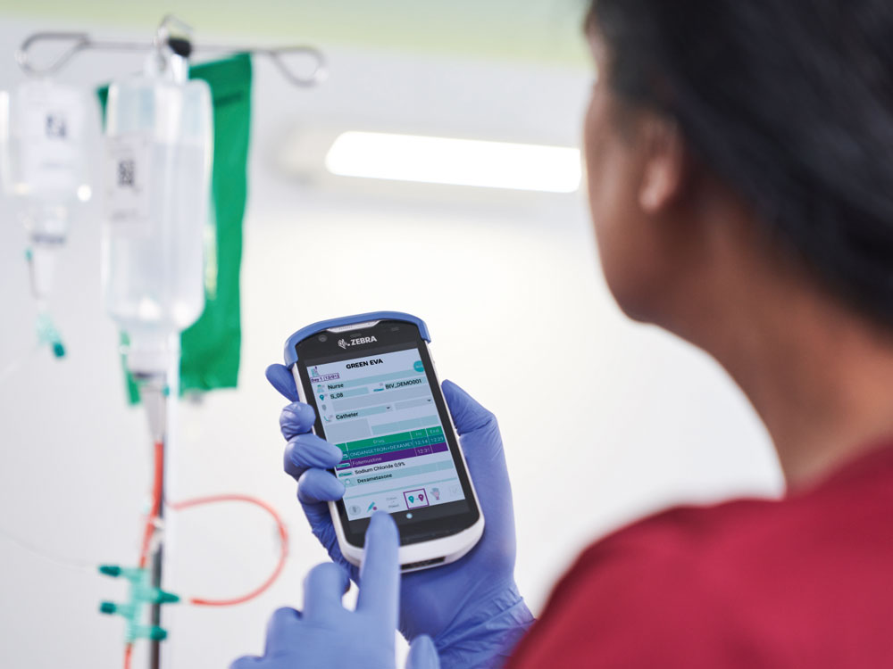 Enfermeira oncológica usa o oncosafety remote control