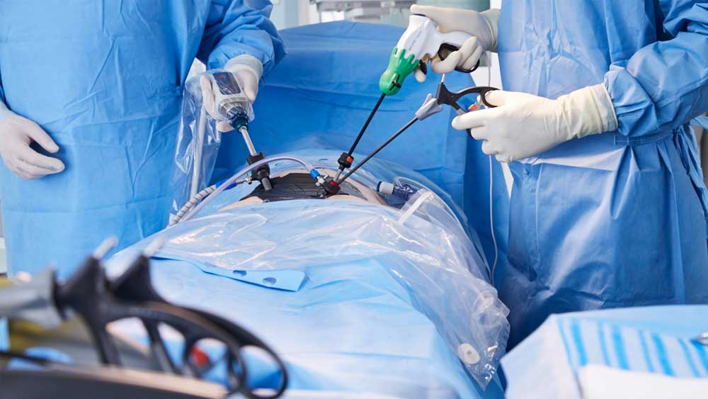 Um detalhe de uma situação de cirurgia minimamente invasiva com o AESCULAP Caiman