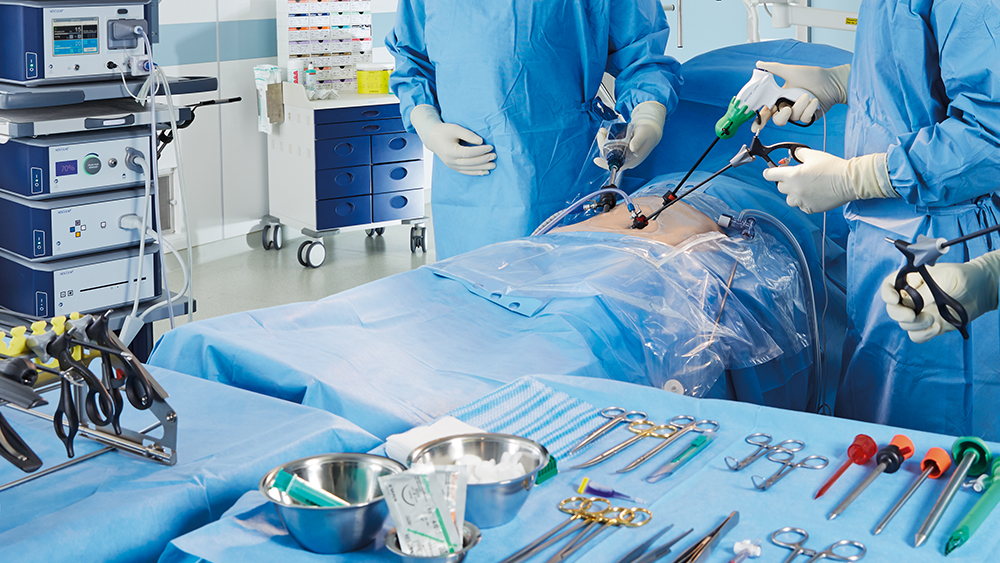 Cirurgia minimamente invasiva na sala de cirurgia com diferentes equipamentos e instrumentos