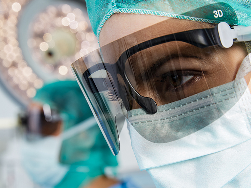 Dois cirurgiões na sala de cirurgia com óculos 3D