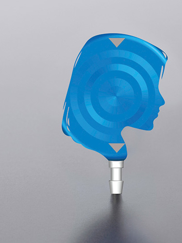 Material azul moldado na forma de uma cabeça feminina