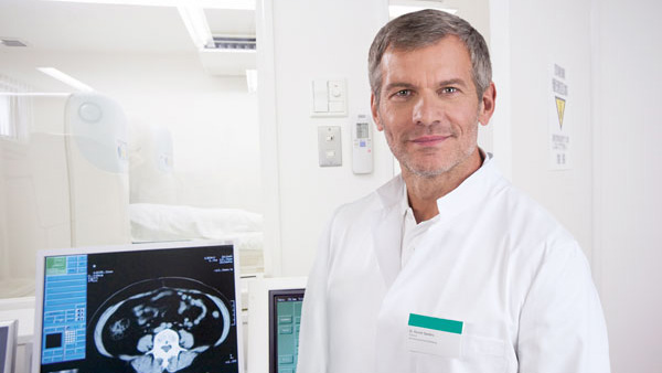 Um profissional de saúde ao lado de um dispositivo médico