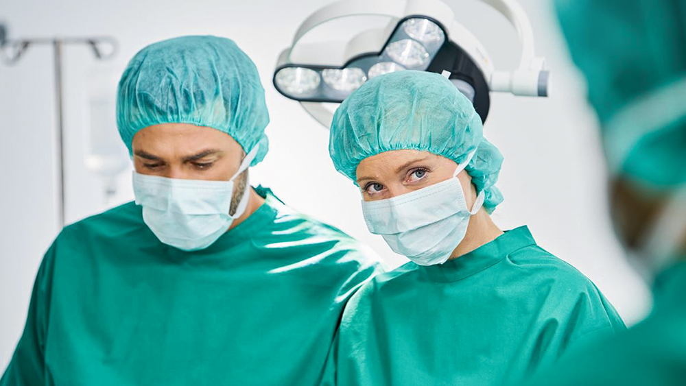 Dois cirurgiões na sala de cirurgia