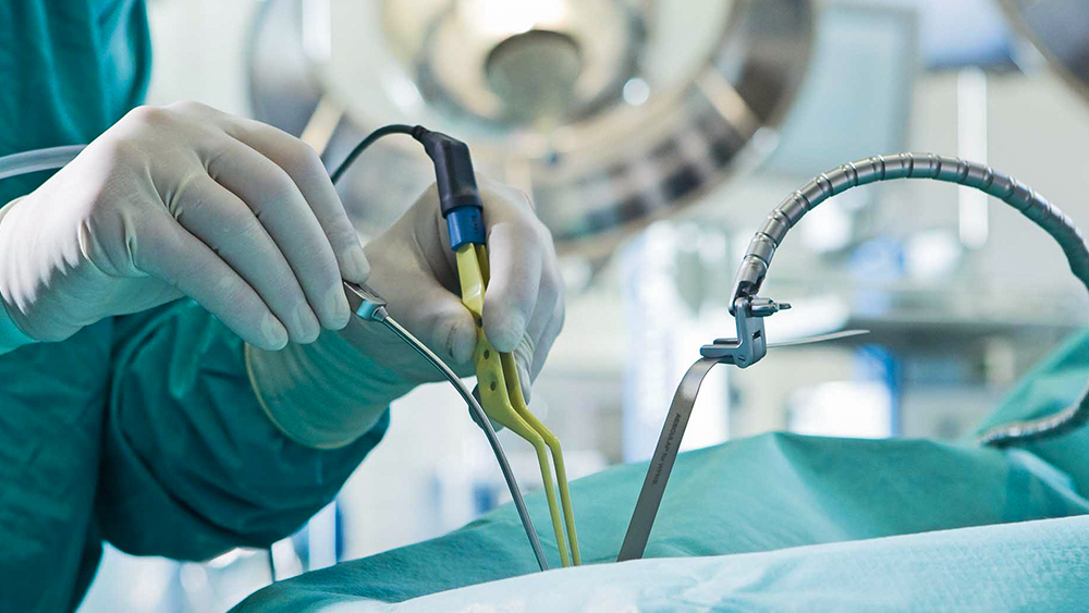 Instrumentos neurocirúrgicos em uso na sala de cirurgia