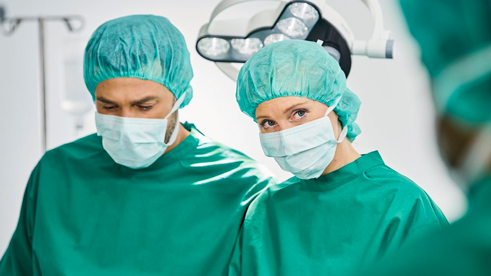 Profissionais de saúde em uma sala de cirurgia