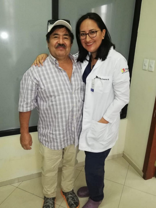 O Sr. Gallo e seu médico, próximos um do outro, sorrindo alegremente