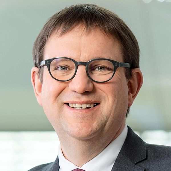 Close do sorridente Priv-Doz. Dr. Stefan Ruppert, Membro do Conselho Diretor de Recursos Humanos e Diretor de Relações Trabalhistas. 